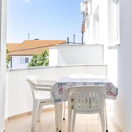 Beachfront & Apartamento Pakoštane